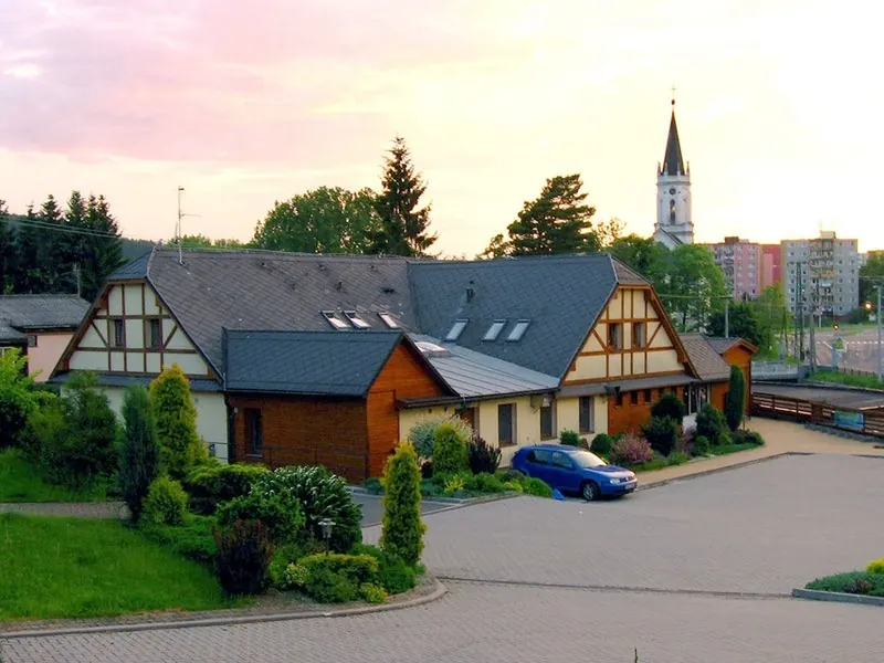 Areál penzionu s věží kostela v pozadí