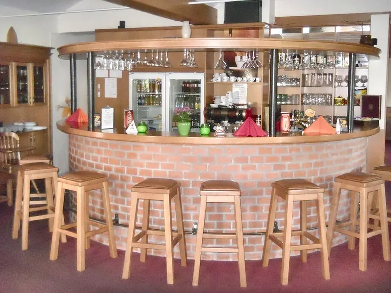 Zděný bar s barovými stoličkami