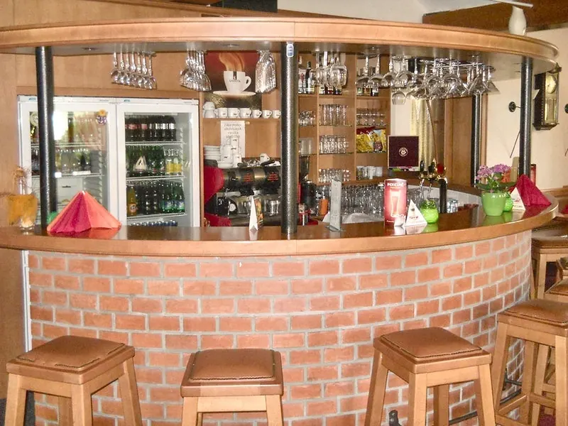 Bar restaurace se sklenicemi a lednicemi