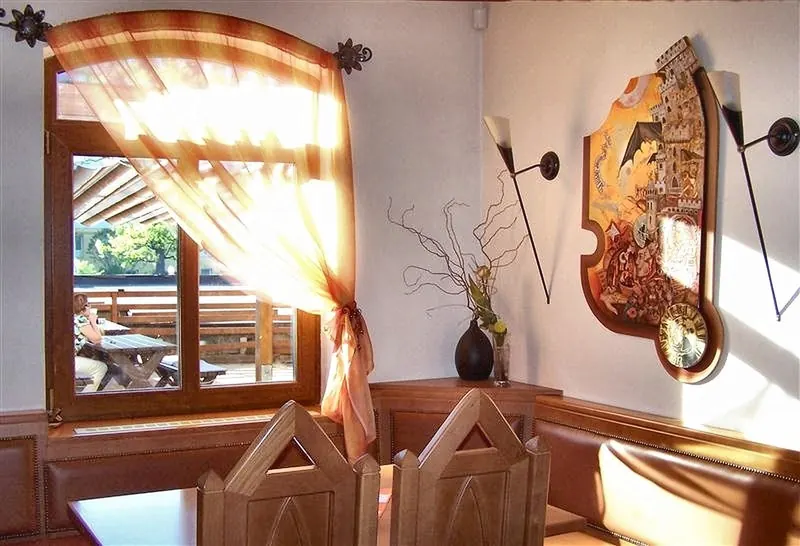 Okno restaurace s výhledem na terasu